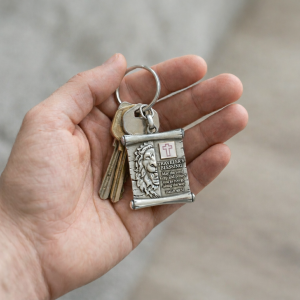Um chaveiro exclusivo com a bênção da estrada em inglês e um chip da Bíblia