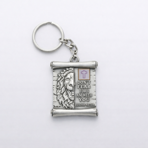 Um chaveiro exclusivo com a bênção da estrada em inglês e um chip da Bíblia