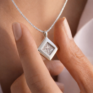 Colar da Herança com Chip da Bíblia Hebraica – O Encontro Perfeito entre Tradição Milenar e Inovação Tecnológica