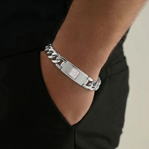 The “Shield Bracelet” for Men with a Bible Chip – The Power of Faith as a Personal Shield