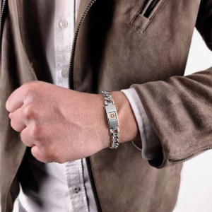 צמיד המגן לגבר עם שבב תנ”ך – עוצמת האמונה כמגן אישי