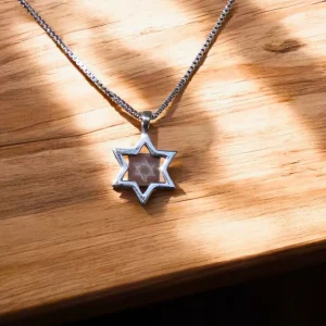 שרשרת מגן דוד עם שבב תנ"ך – אמונה וחדשנות בסמל נצחי