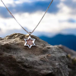 שרשרת מגן דוד עם שבב תנ"ך – אמונה וחדשנות בסמל נצחי