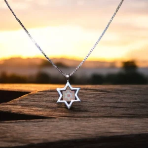 שרשרת מגן דוד עם שבב תנ"ך – אמונה וחדשנות בסמל נצחי