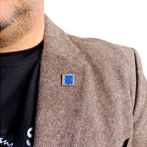 חותם עֲדִי – סיכת דש לג'קט עם התנך על שבב