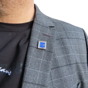 חותם עֲדִי – סיכת דש לג'קט עם התנך על שבב