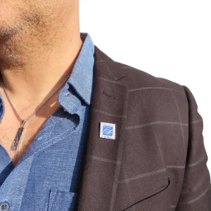 חותם עֲדִי – סיכת דש לג'קט עם התנך על שבב