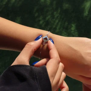 צמיד המורשת לאישה עם שבב תנ”ך – המפגש בין מסורת לטכנולוגיה